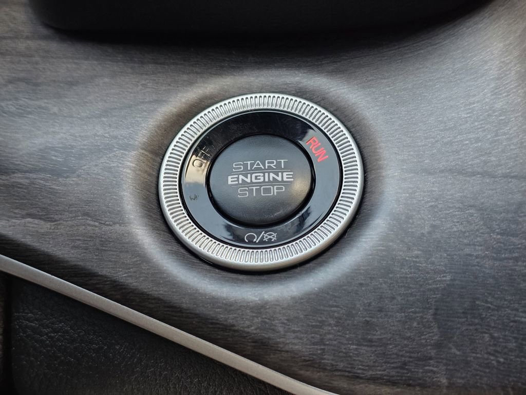 Used 2025 Jeep Grand Cherokee Limited w/ Black Appearance Package image 28