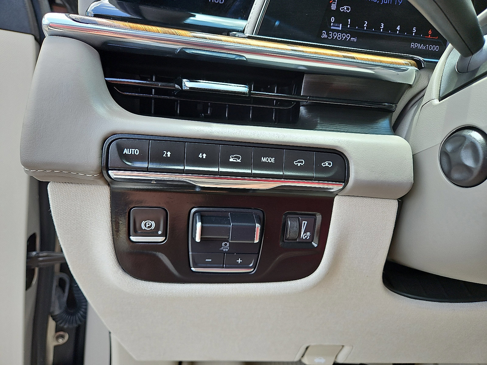 Certified 2024 Cadillac Escalade ESV Sport Platinum w/ LPO, Floor Liner Package image 15