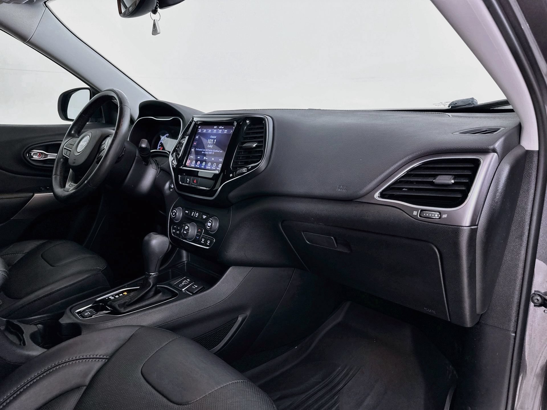 Used 2019 Jeep Cherokee Limited FWD image 29