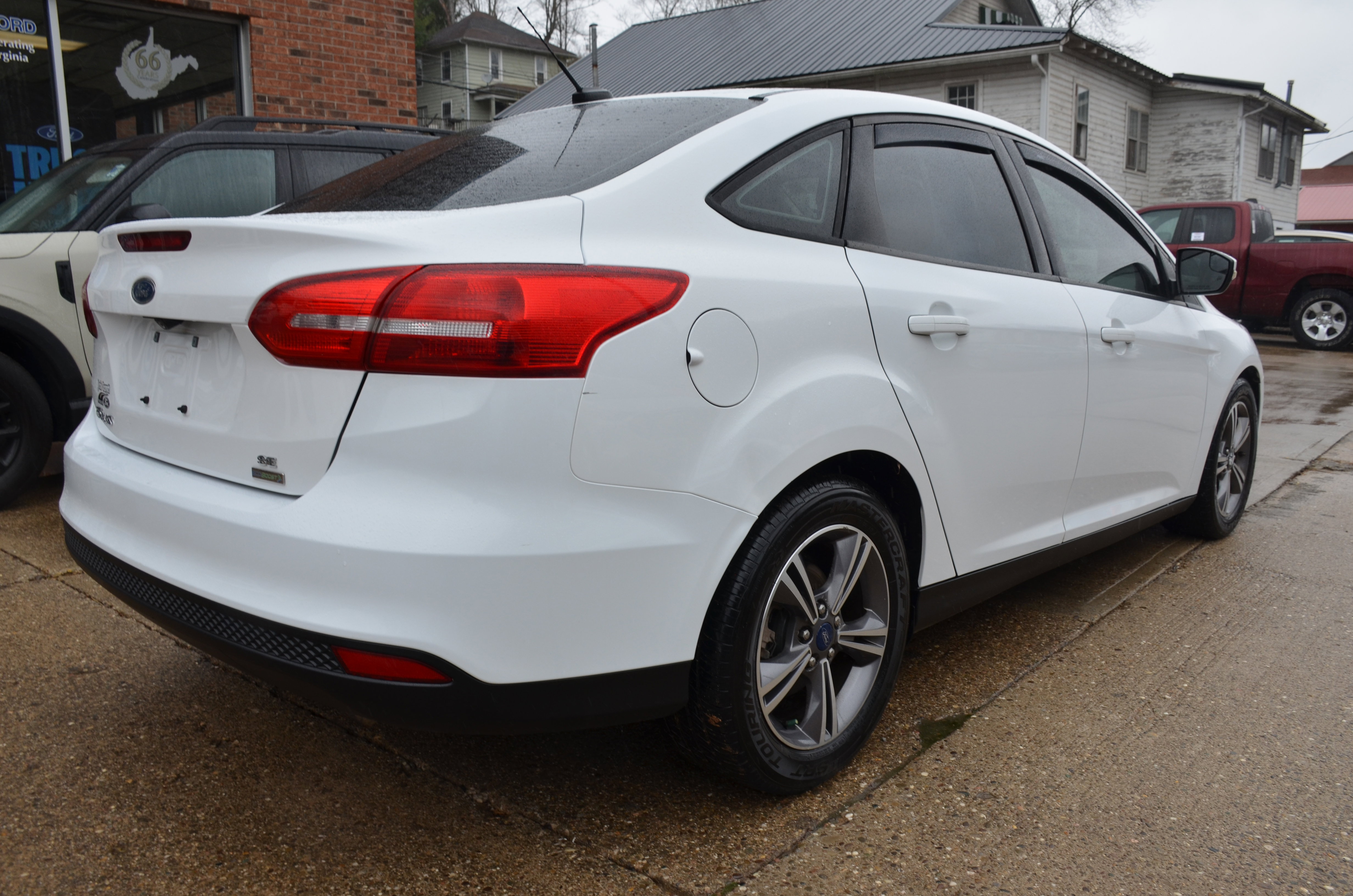 Used 2018 Ford Focus SE w/ SE Appearance Package image 4