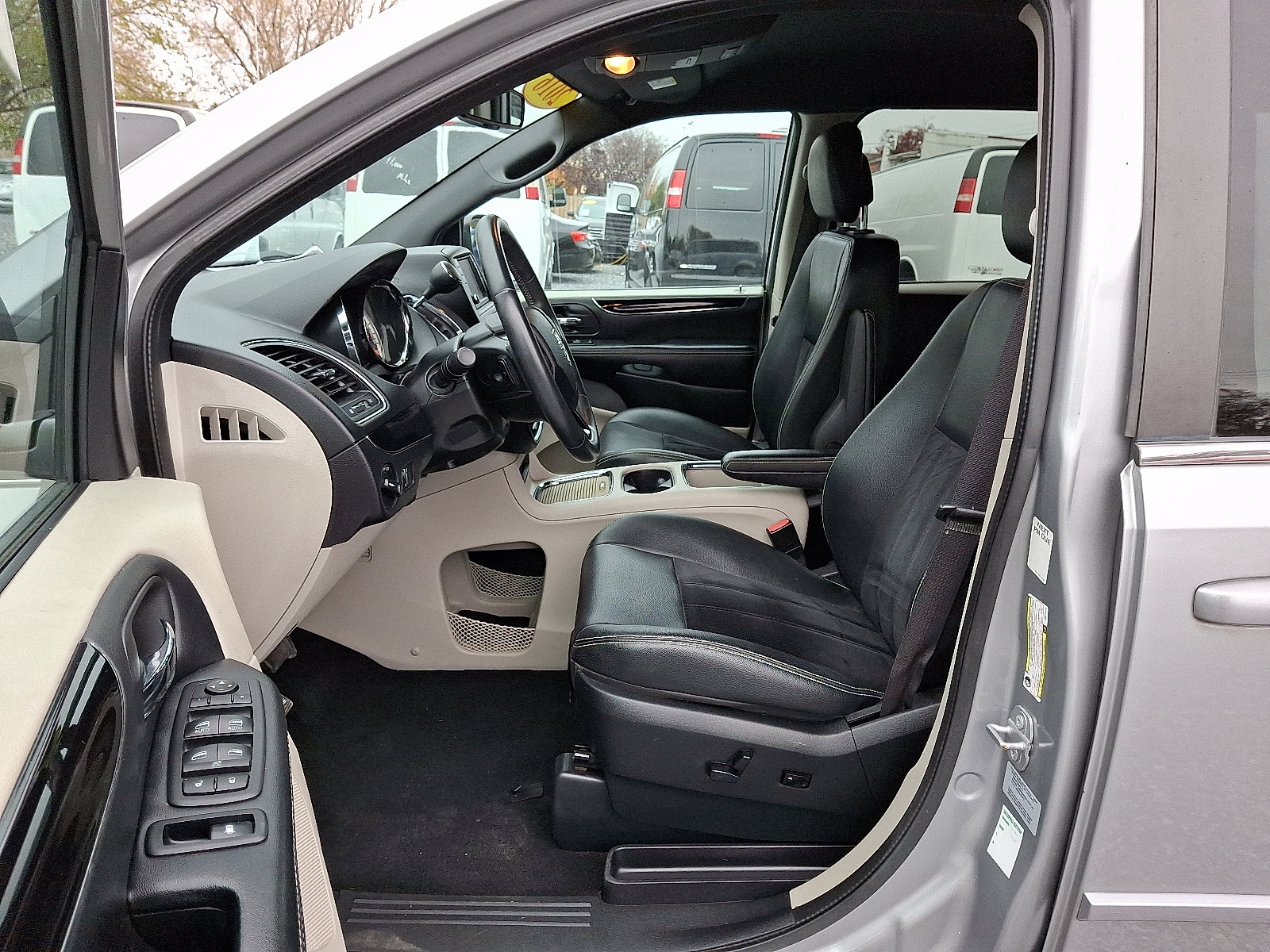 Used 2017 Dodge Grand Caravan SXT image 16