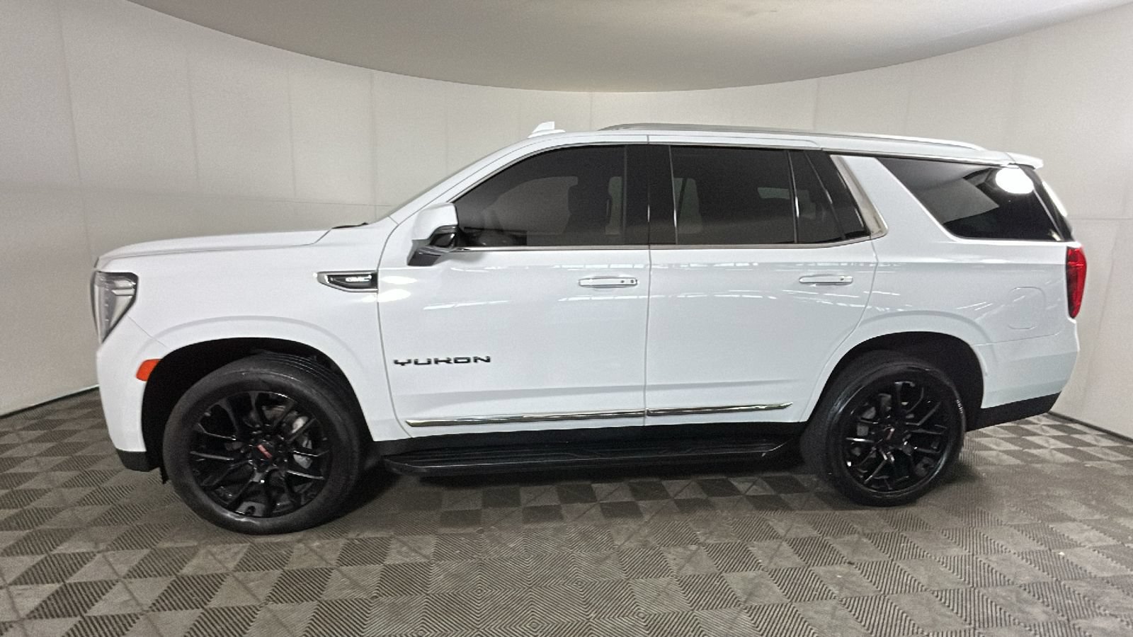 Used 2023 GMC Yukon SLT w/ SLT Premium Package AWD/4WD image 7