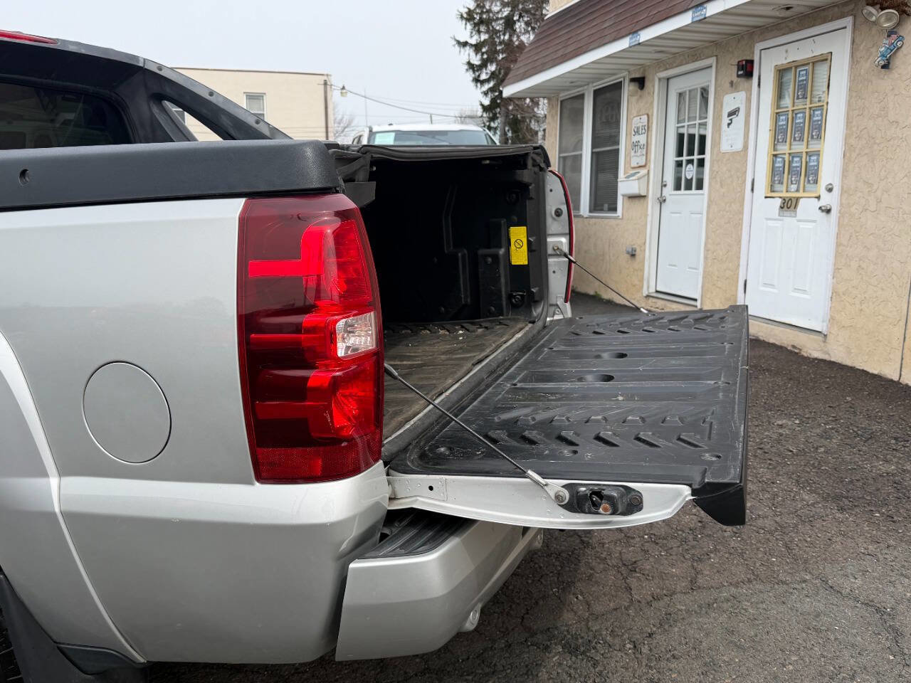 Used 2010 Chevrolet Avalanche LT w/ Luxury Package AWD/4WD image 9