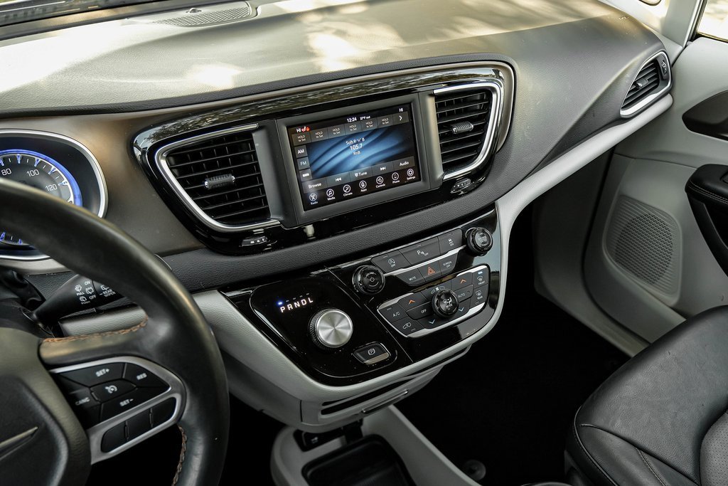 Used 2019 Chrysler Pacifica Touring-L image 35