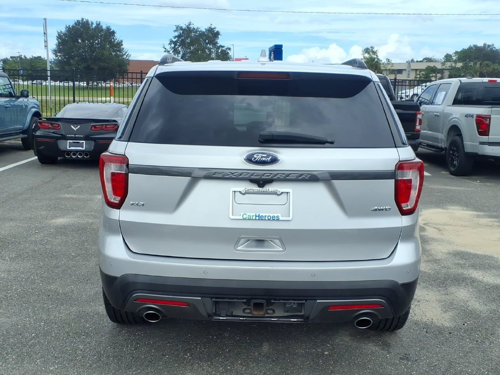 Used 2017 Ford Explorer XLT w/ Equipment Group 202A AWD/4WD image 6