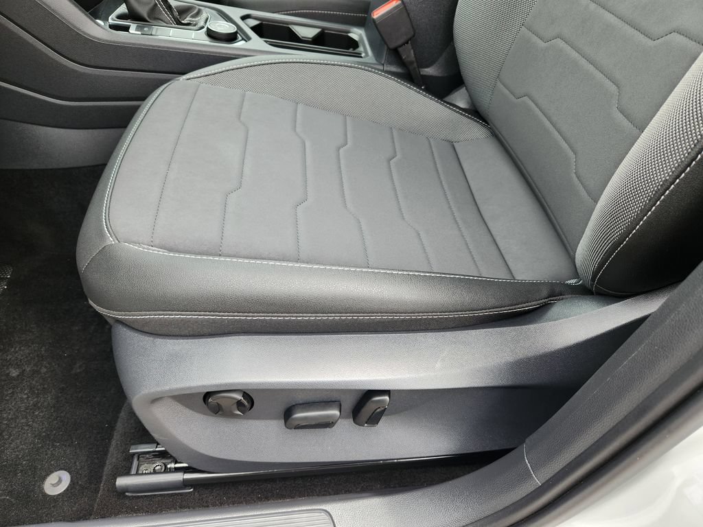 Certified 2025 Volkswagen Taos SE AWD/4WD image 20