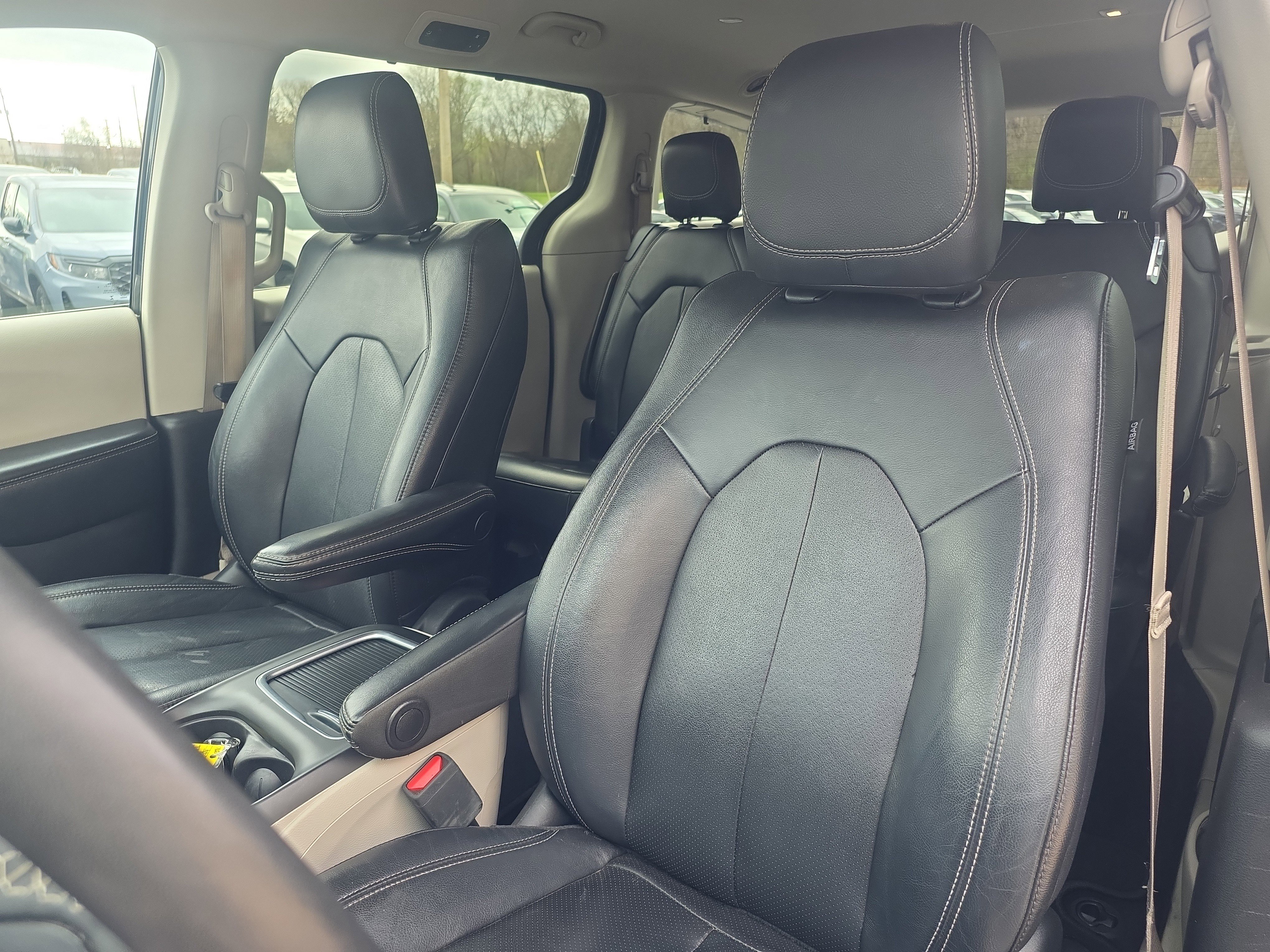 Used 2022 Chrysler Pacifica Touring-L image 11