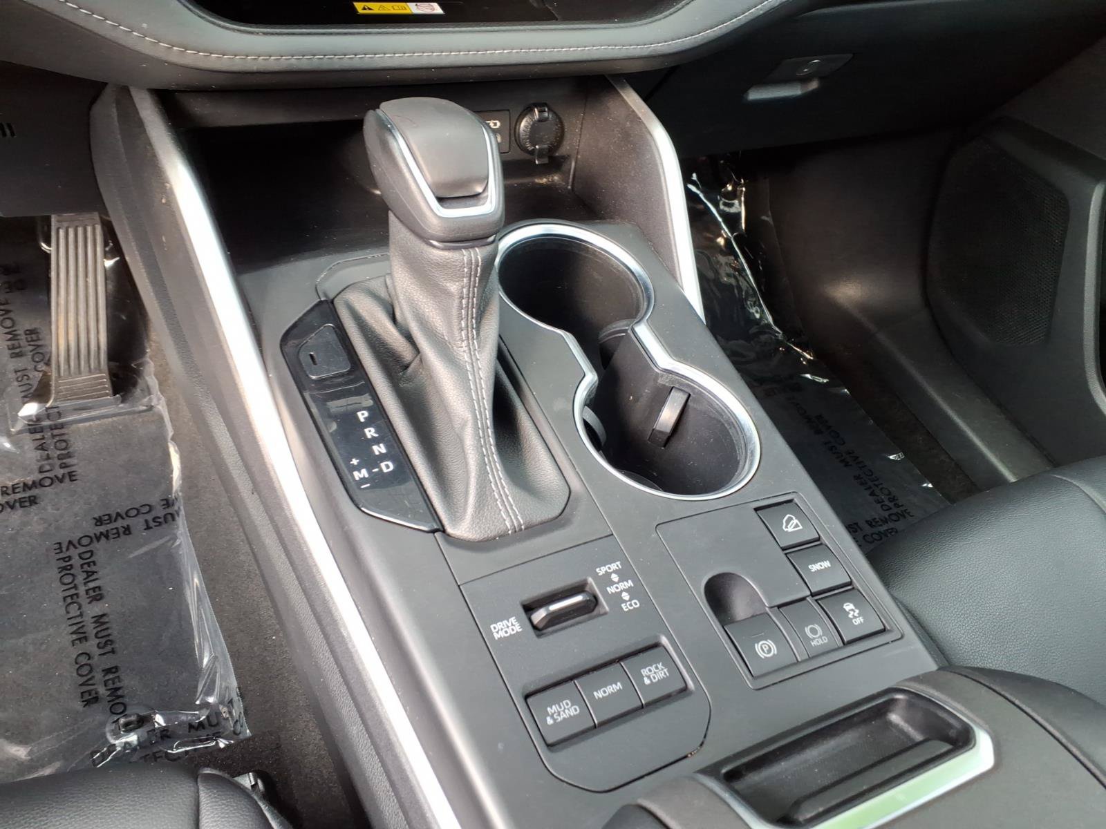Used 2023 Toyota Highlander XLE AWD/4WD image 3