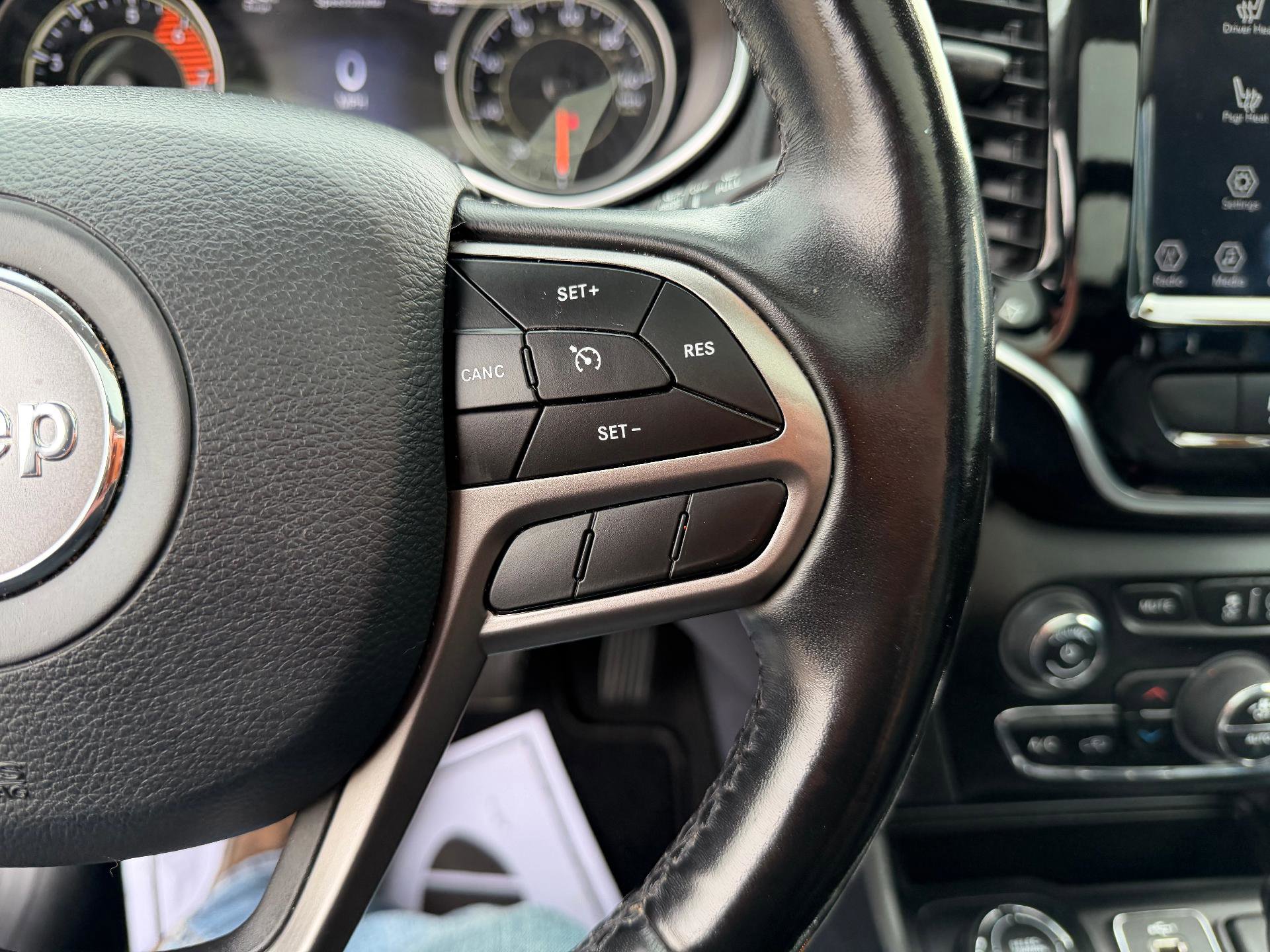 Used 2020 Jeep Cherokee Limited image 23