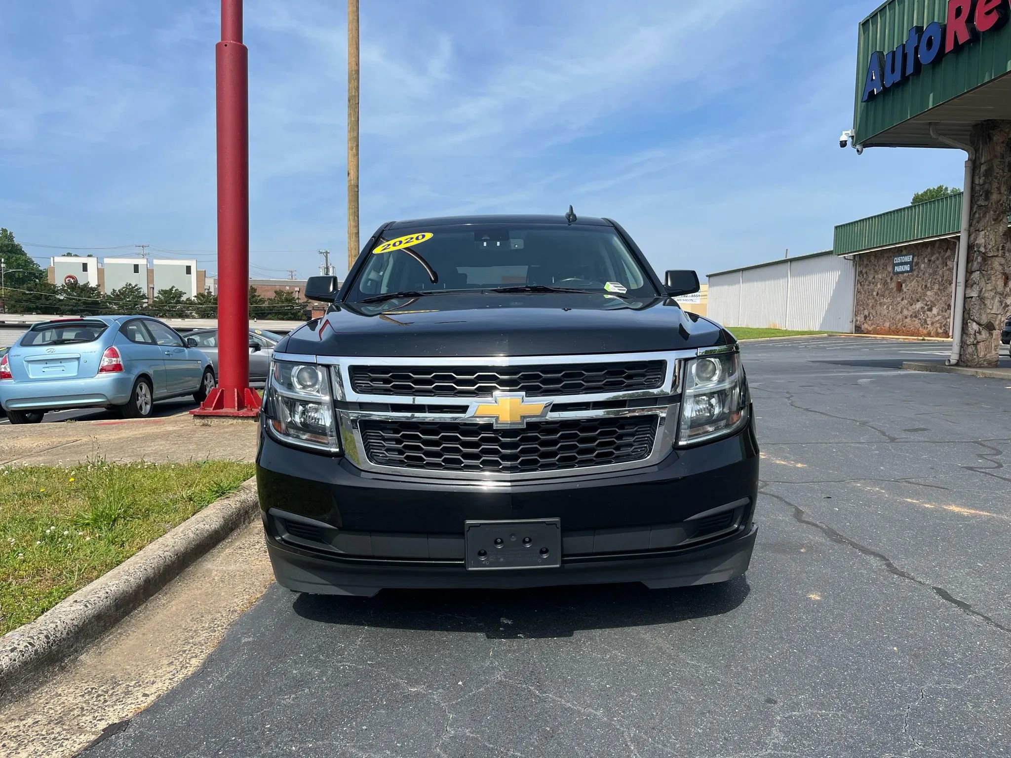Used 2020 Chevrolet Suburban LT image 2