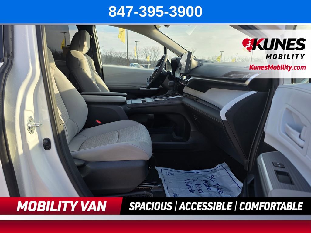 Used 2026 Toyota Sienna LE FWD image 28