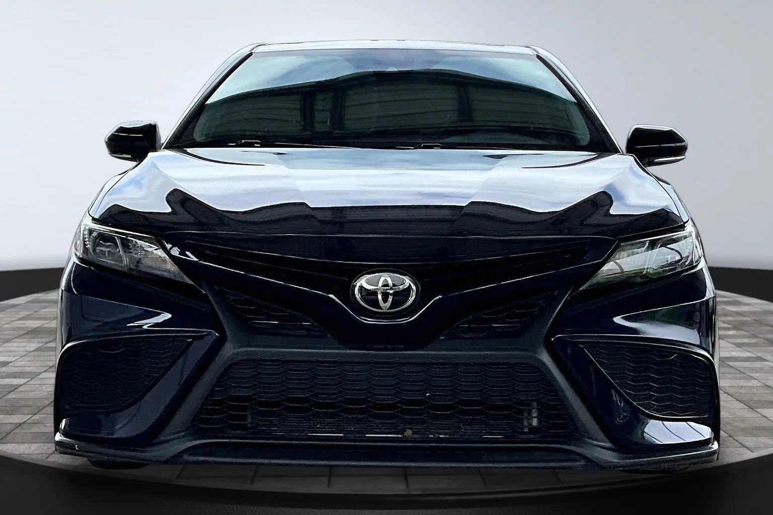 Used 2022 Toyota Camry SE w/ Cold Weather Package FWD image 2