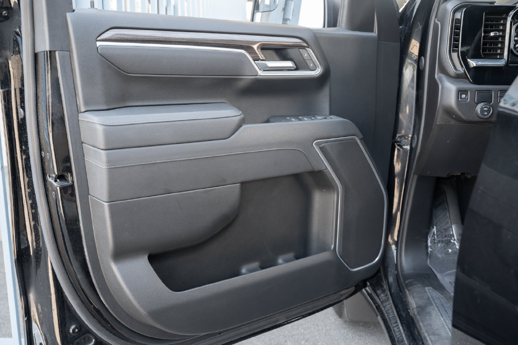 Used 2025 Chevrolet Silverado 1500 LT w/ LPO, Dark Essentials Package RWD image 21