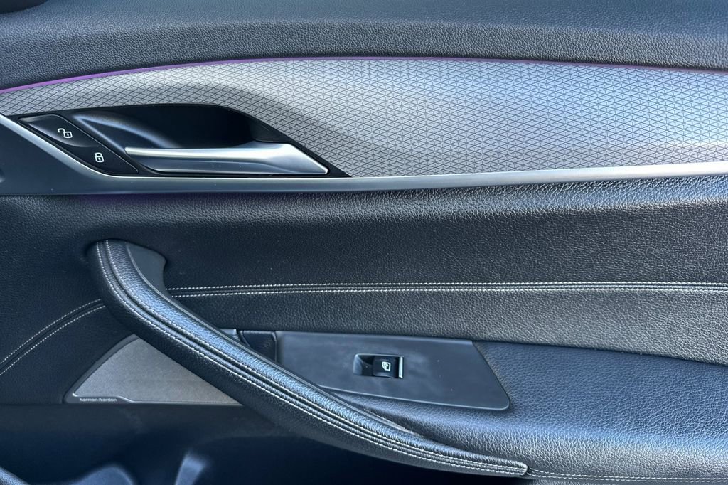 Used 2019 BMW 530e w/ M Sport Package image 18