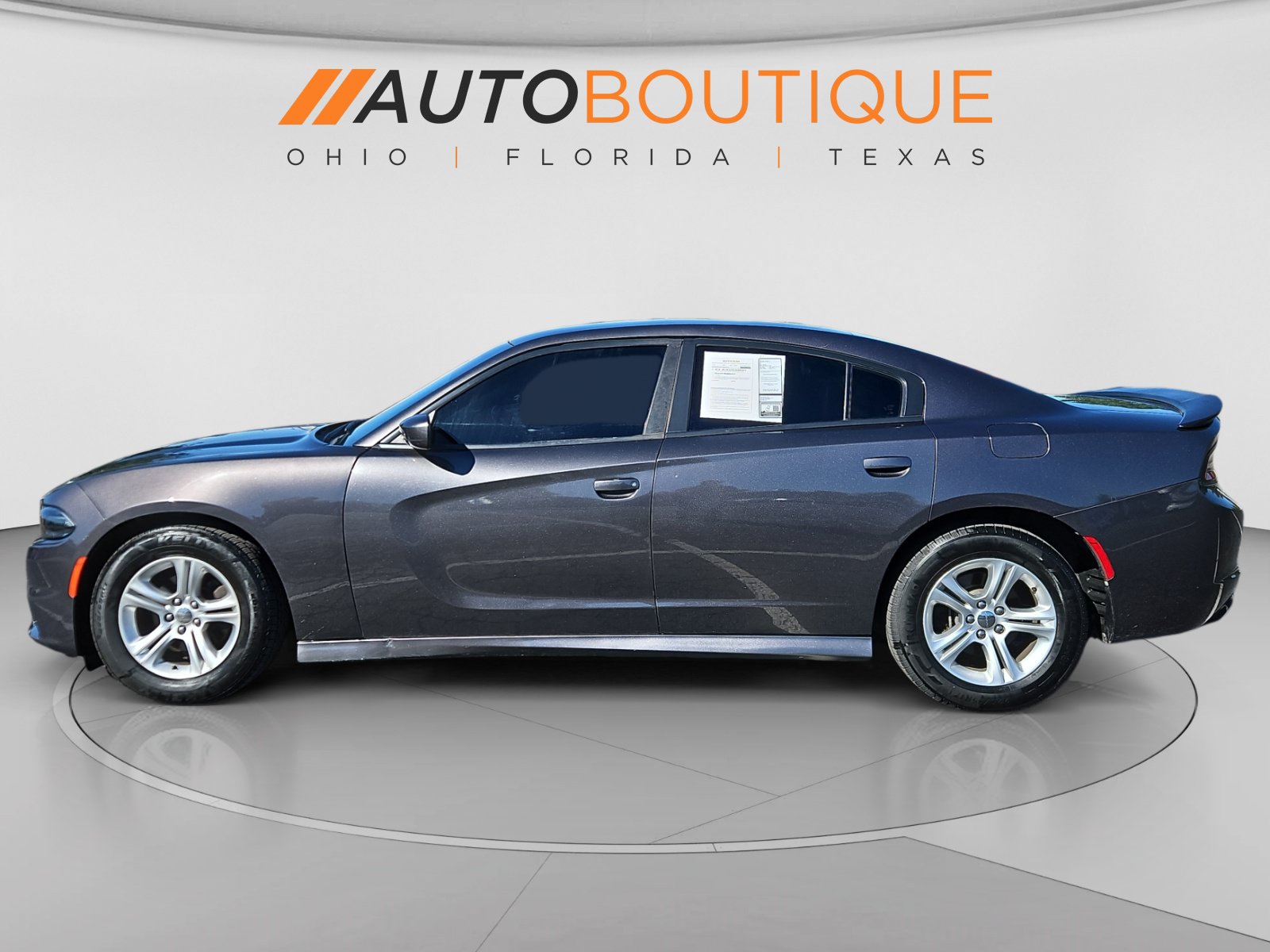 Used 2020 Dodge Charger SXT RWD image 2