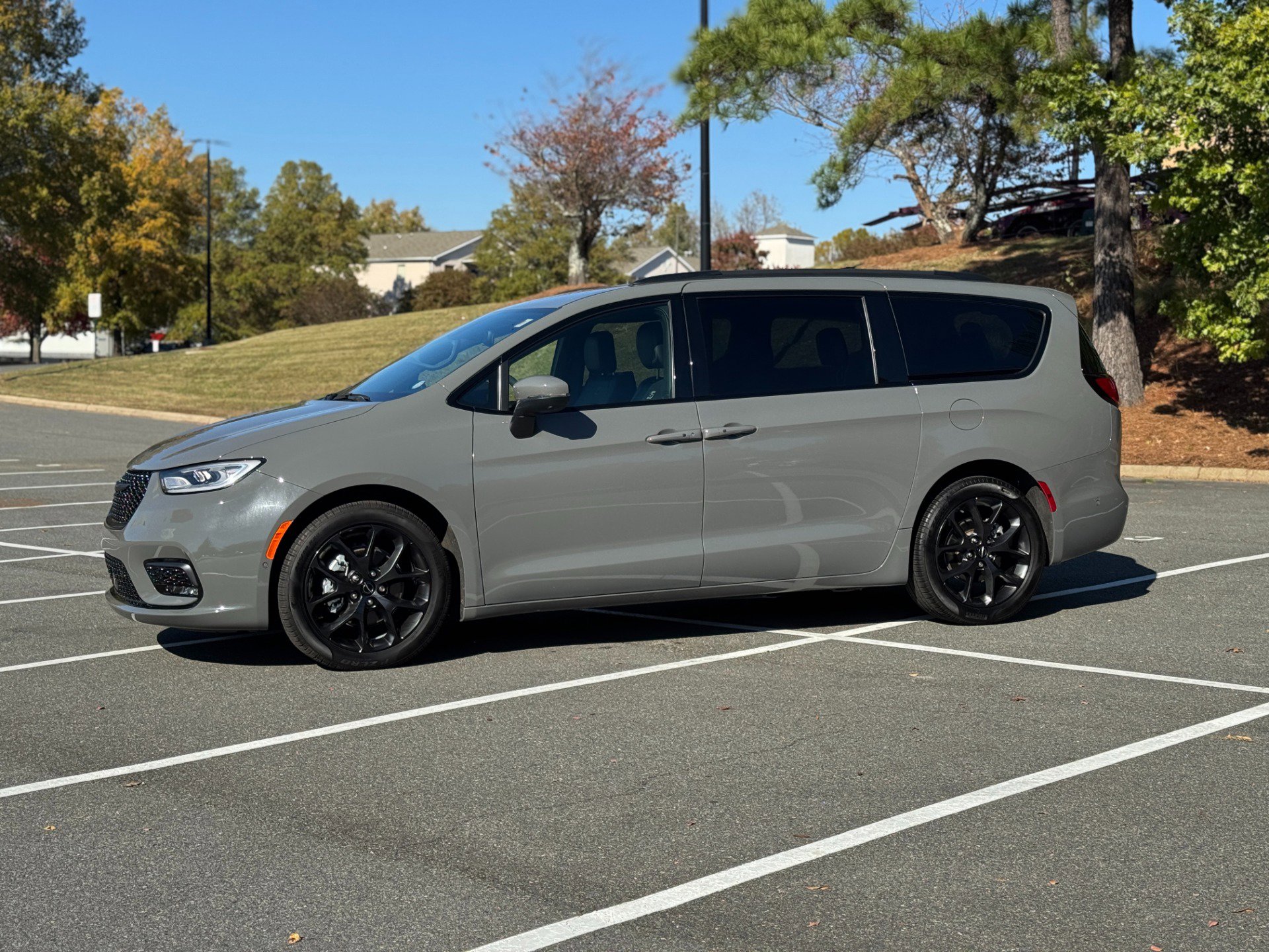 Used 2023 Chrysler Pacifica Touring-L w/ S Appearance Package image 5
