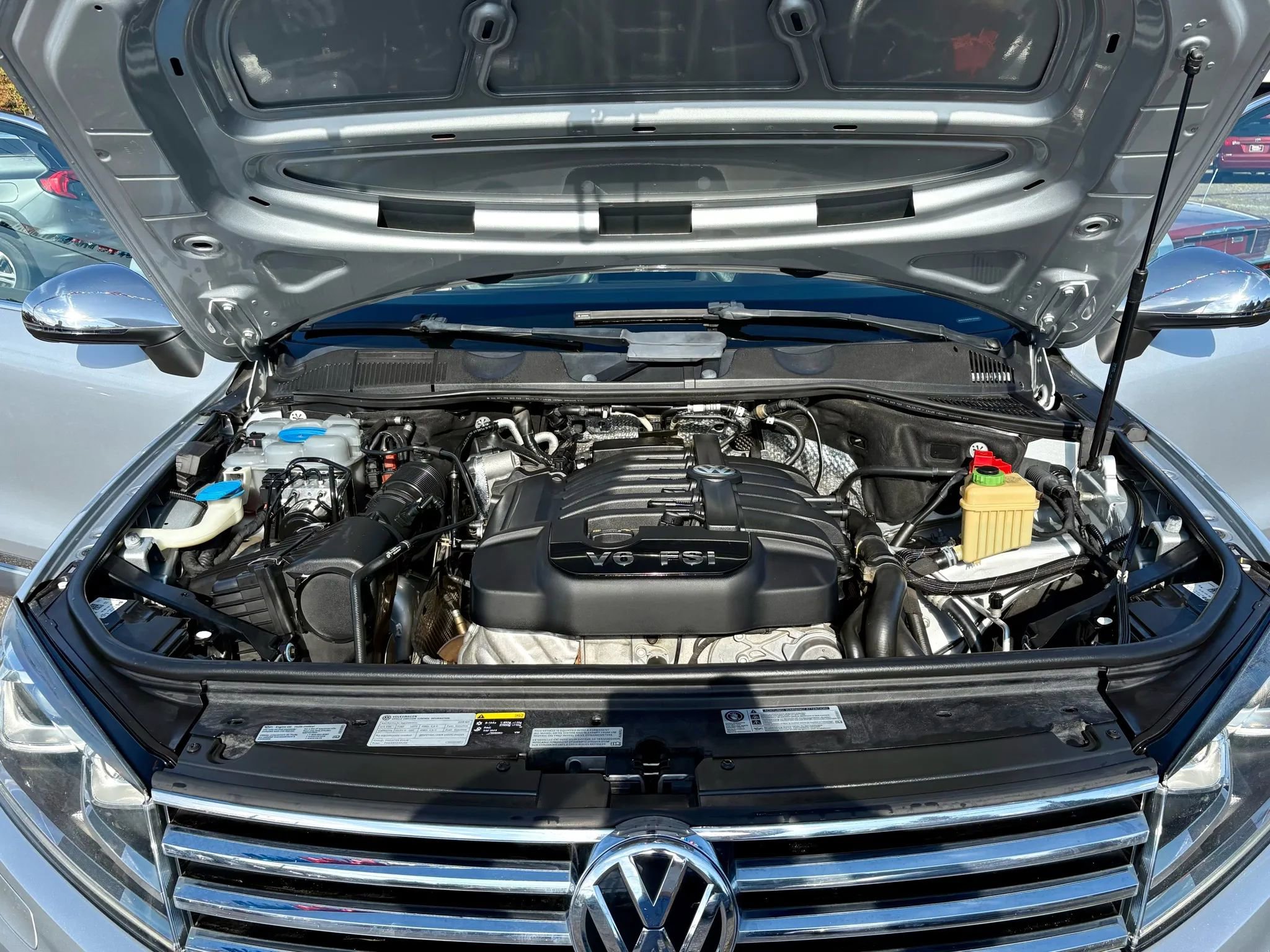 Used 2015 Volkswagen Touareg VR6 image 10