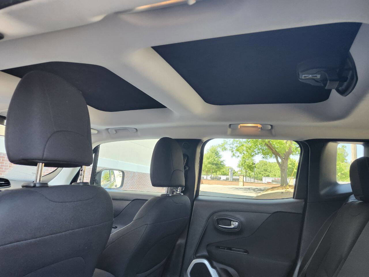 Used 2018 Jeep Renegade Latitude FWD image 10