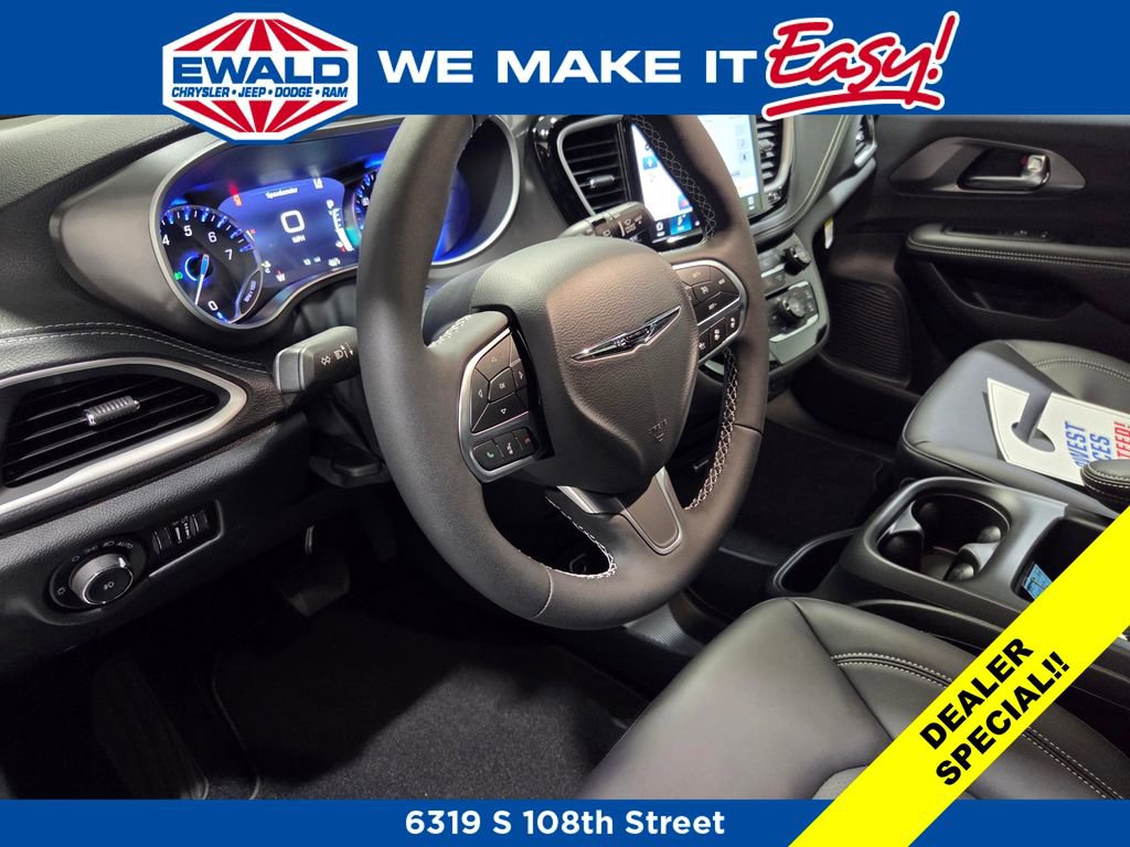 New 2026 Chrysler Pacifica Select AWD/4WD image 3