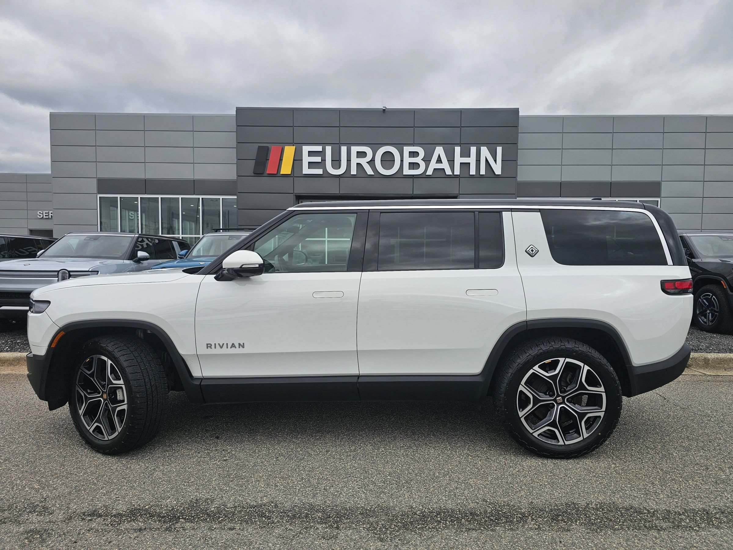 Used 2025 Rivian R1S Adventure Dual AWD/4WD image 2