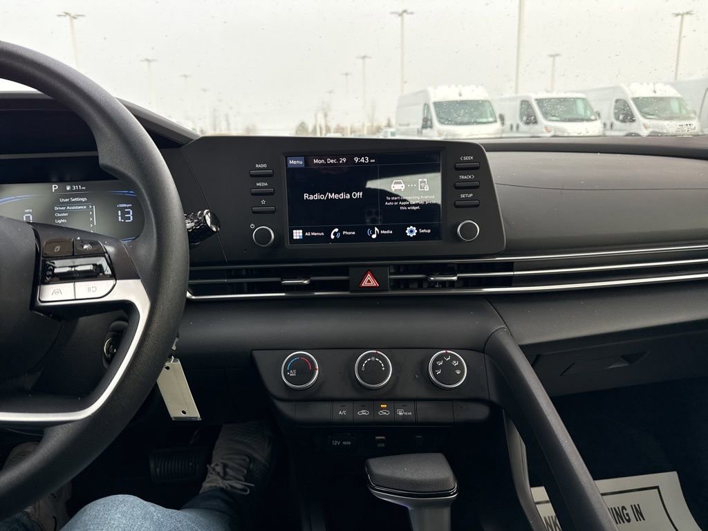 Used 2025 Hyundai Elantra SE w/ Cargo Package image 13