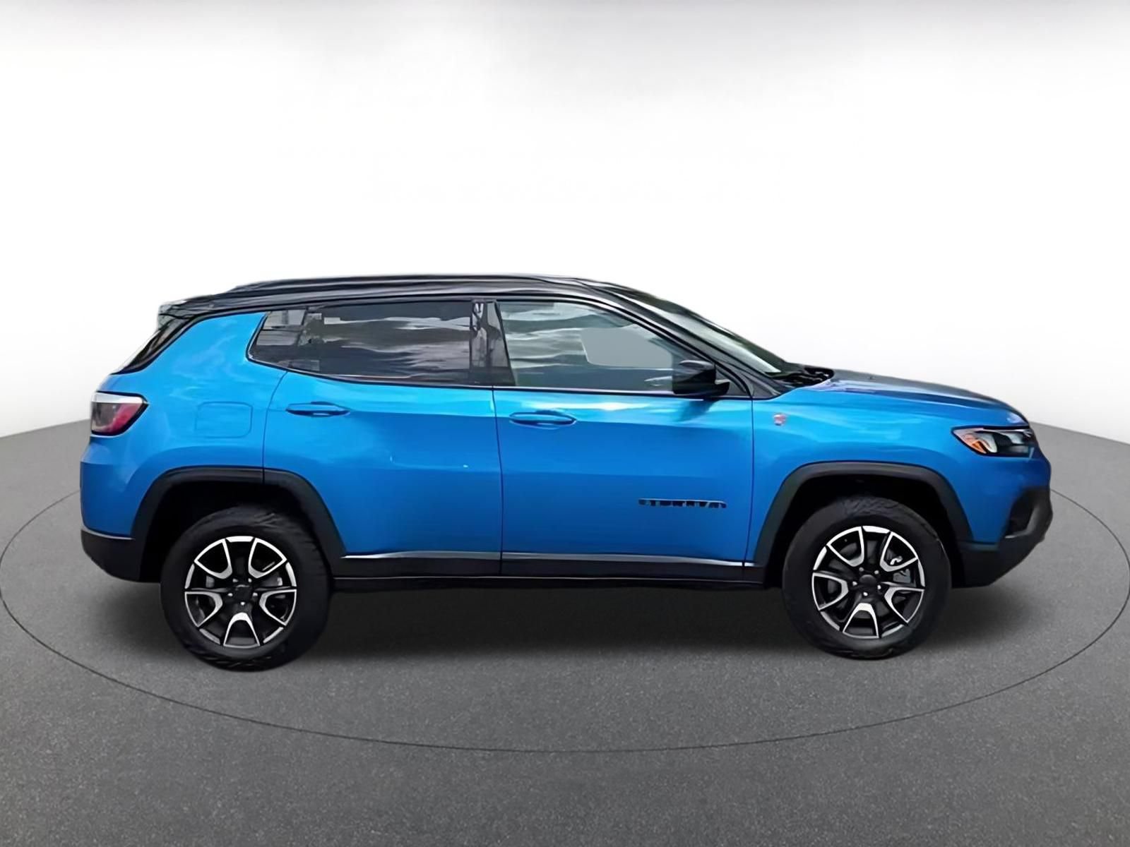 Used 2025 Jeep Compass Trailhawk AWD/4WD image 12