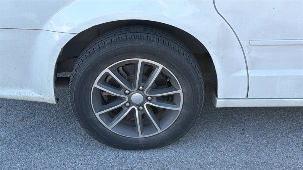 Used 2017 Dodge Grand Caravan SXT image 9