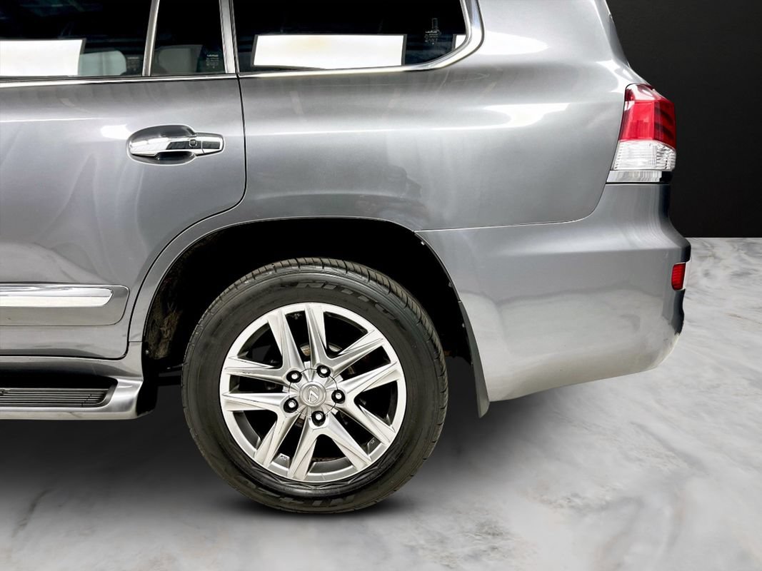 Used 2015 Lexus LX 570 4WD w/ Luxury Package image 13