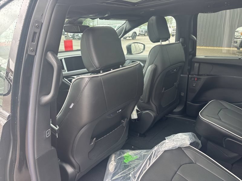 New 2026 Chrysler Pacifica Limited w/ S Appearance Package AWD/4WD image 9