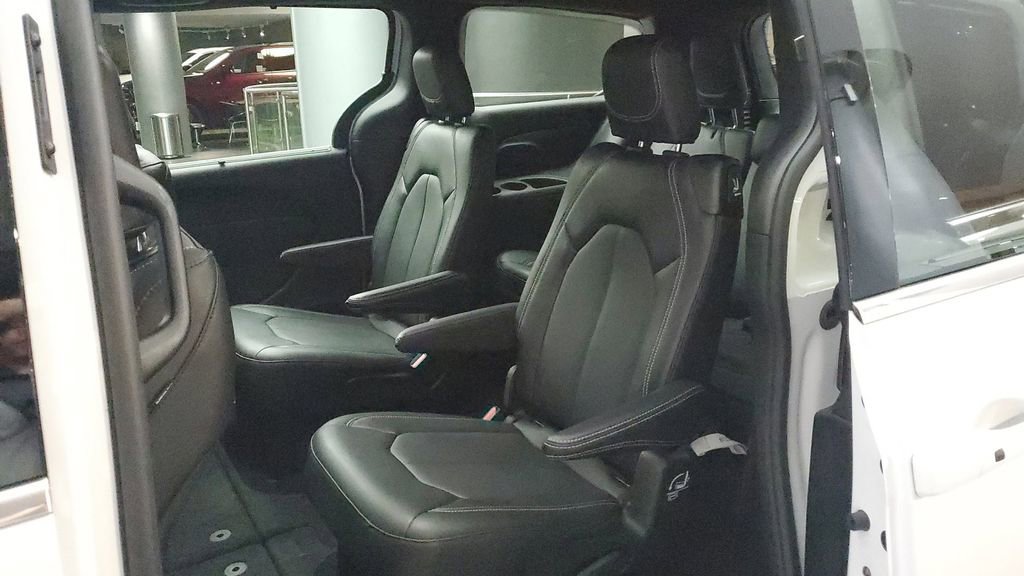 Used 2025 Chrysler Voyager LX image 13