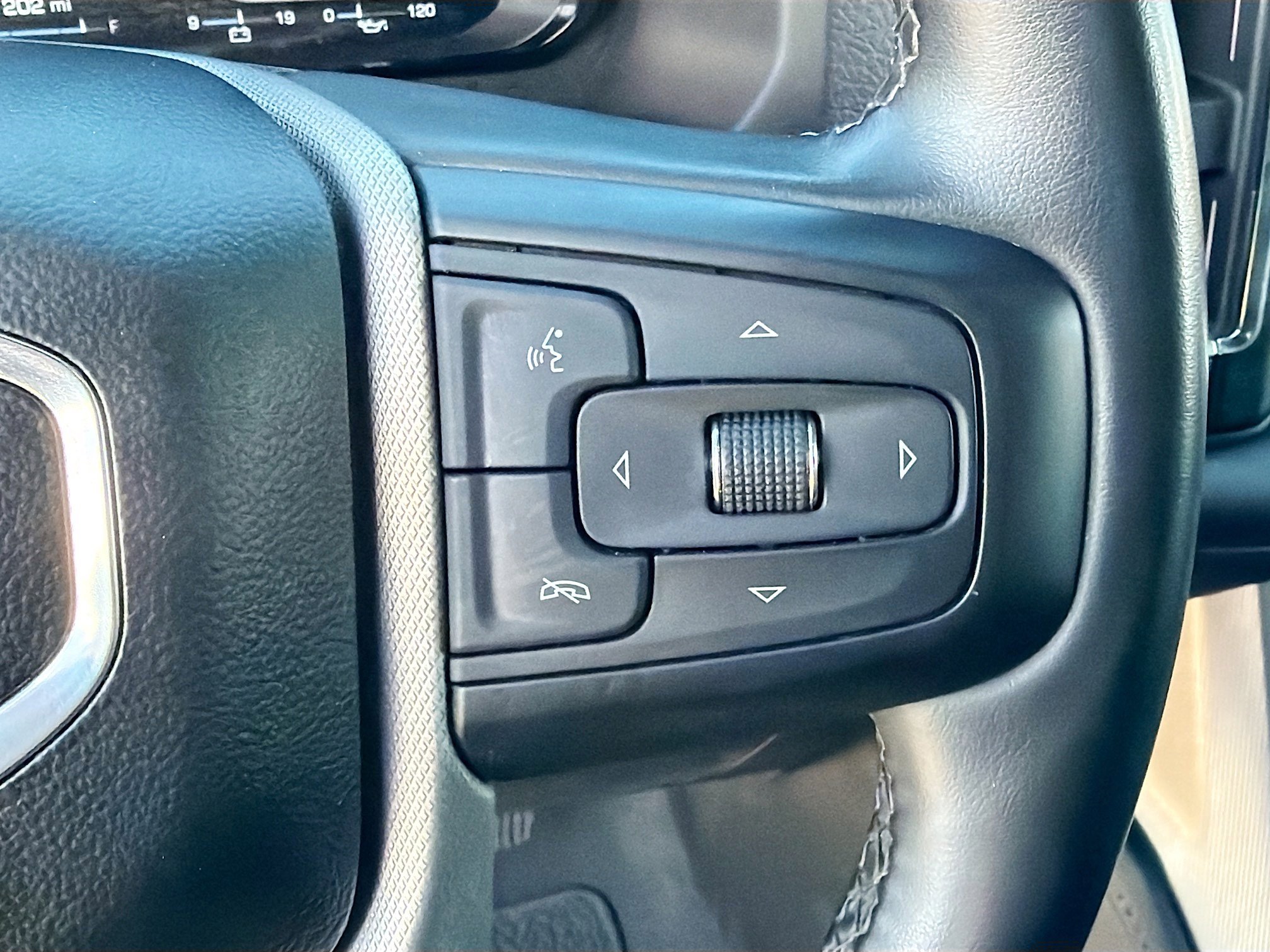 Used 2023 GMC Yukon Denali image 40