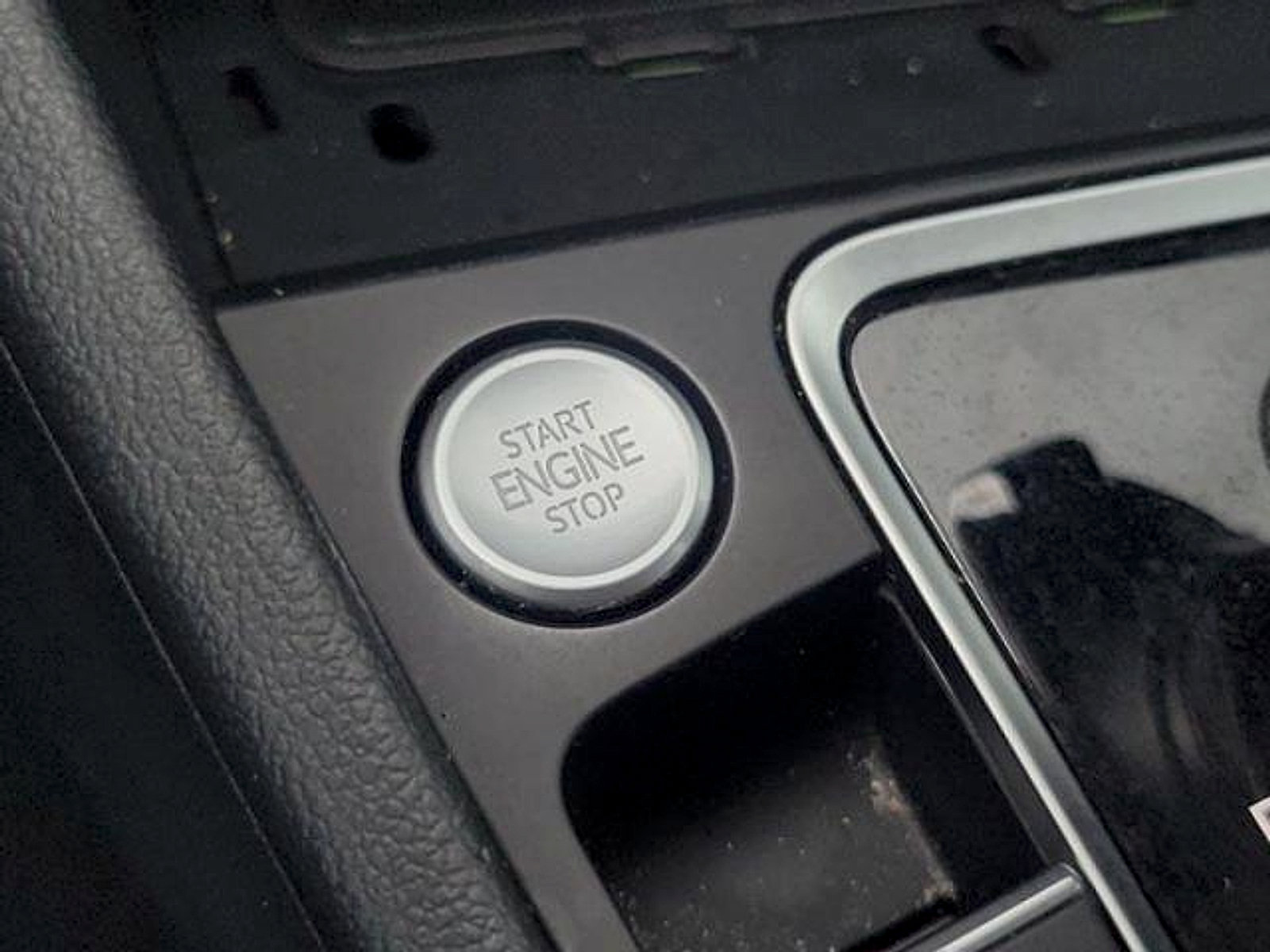 Used 2020 Volkswagen Jetta SE w/ SE Cold Weather Package FWD image 31