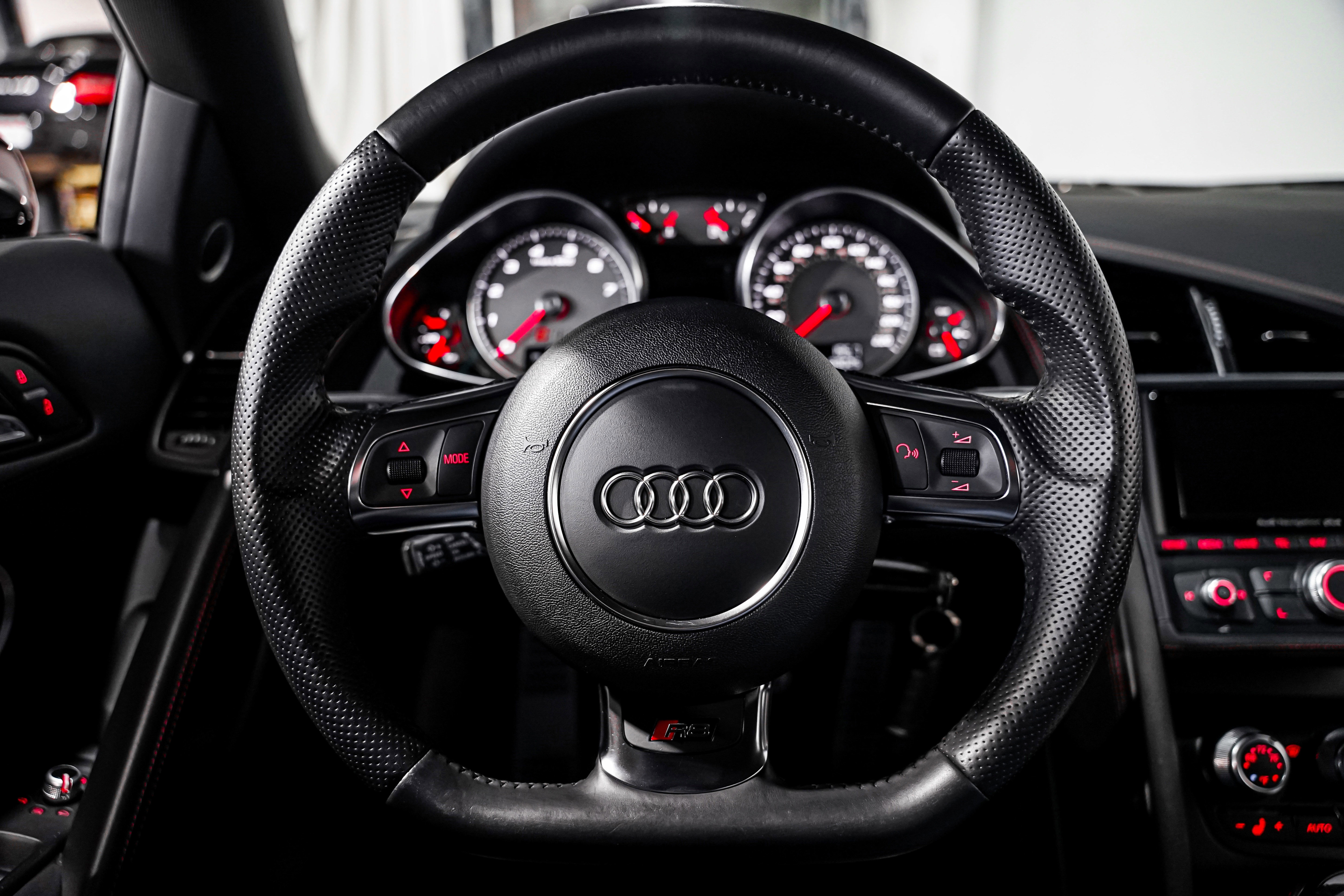 Used 2014 Audi R8 V8 w/ Full Leather Package image 10