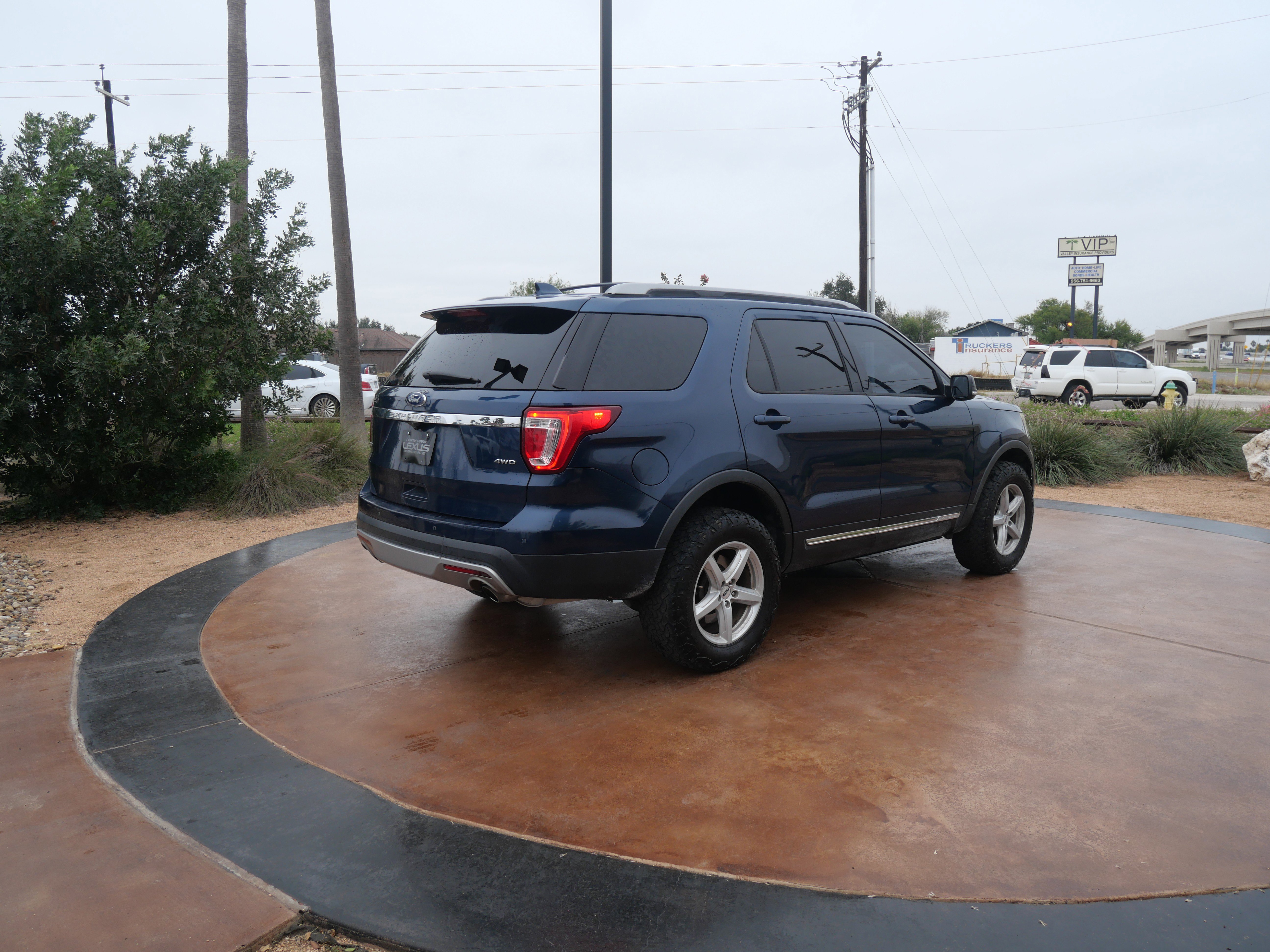 Used 2017 Ford Explorer XLT w/ Equipment Group 202A image 2
