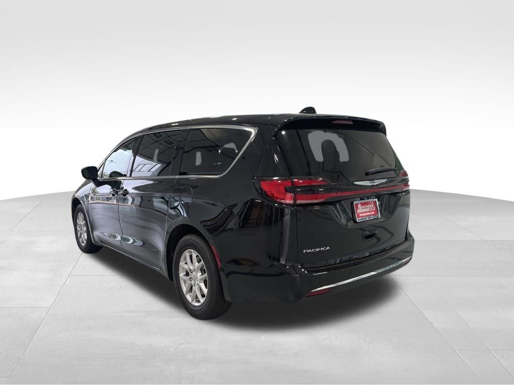 New 2025 Chrysler Pacifica Select image 4