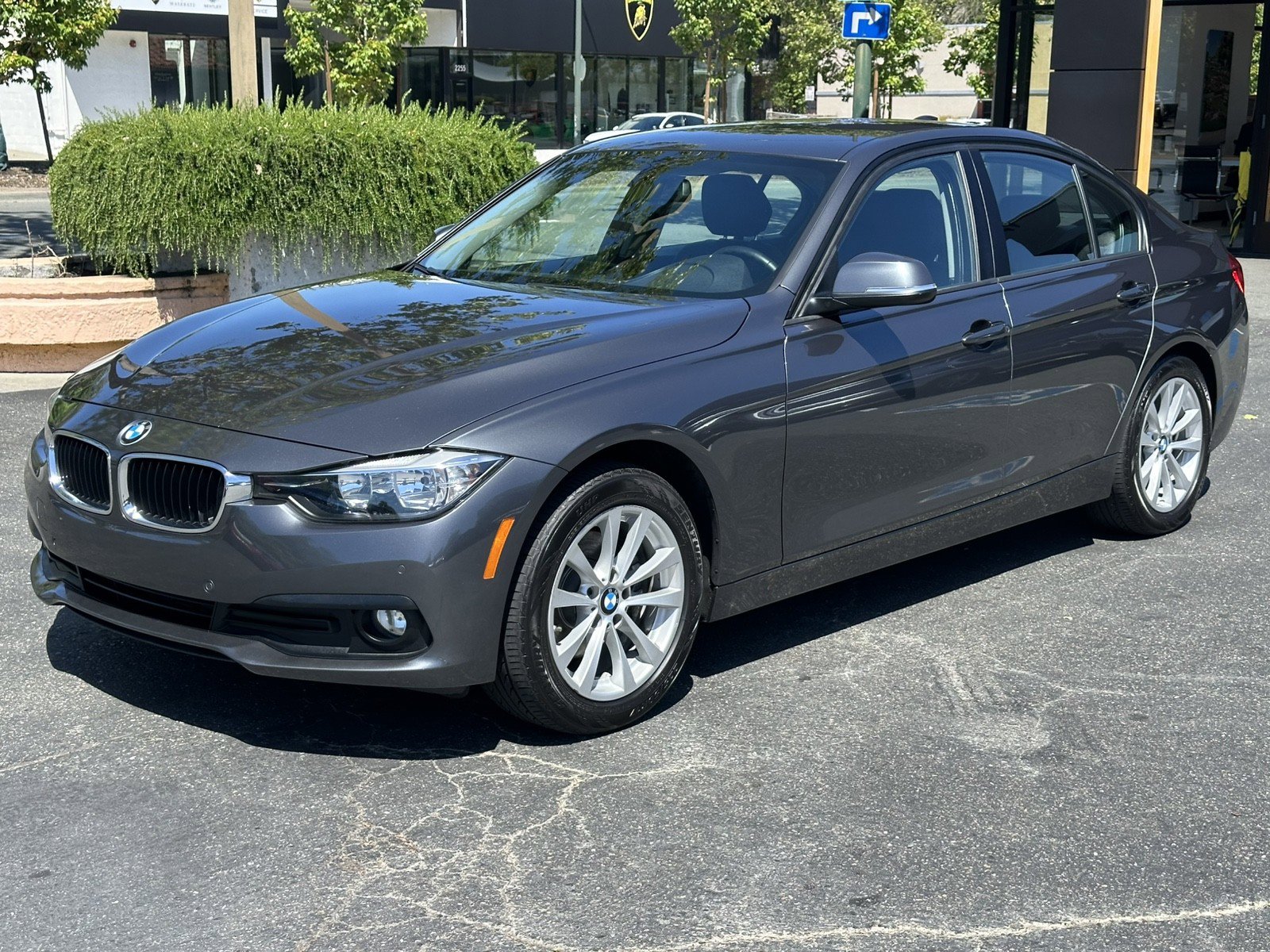 Used 2017 BMW 320i Sedan RWD image 4