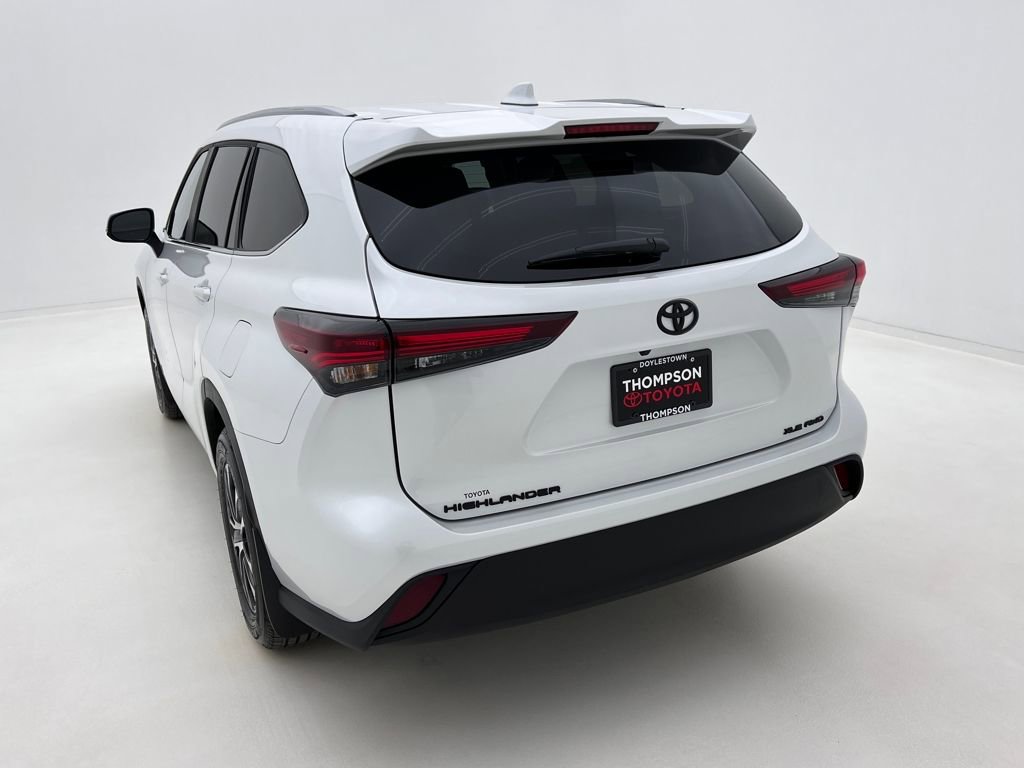 Used 2026 Toyota Highlander XLE image 8