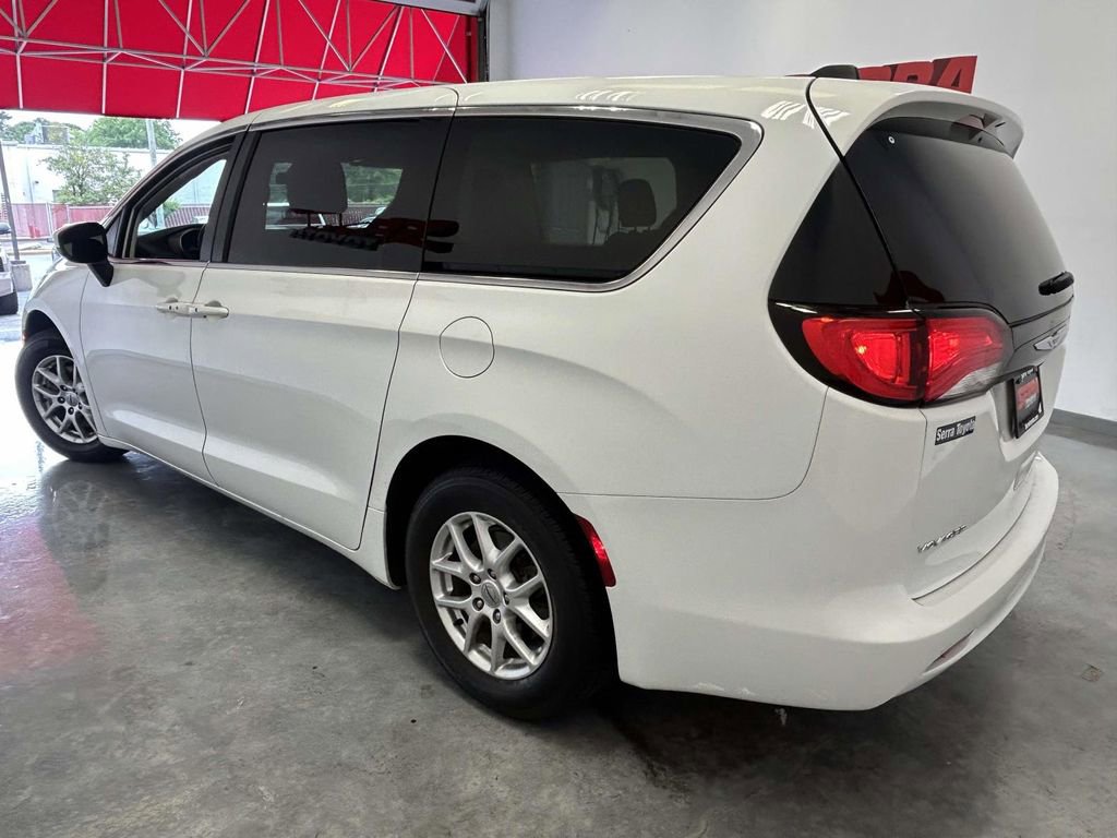 Used 2022 Chrysler Voyager LX FWD image 5