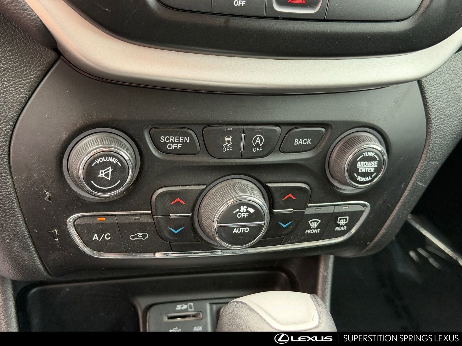 Used 2018 Jeep Cherokee Latitude Plus w/ Comfort/Convenience Group FWD image 27