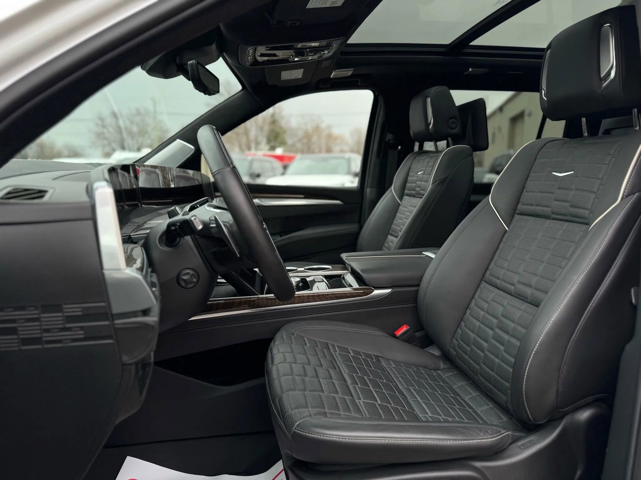 Used 2025 Cadillac Escalade ESV Sport Platinum w/ LPO, Floor Liner Package AWD/4WD image 17