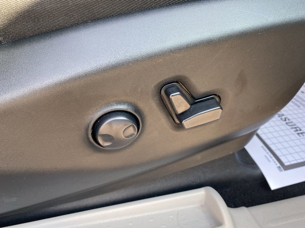 Used 2024 Chrysler Pacifica Limited image 10