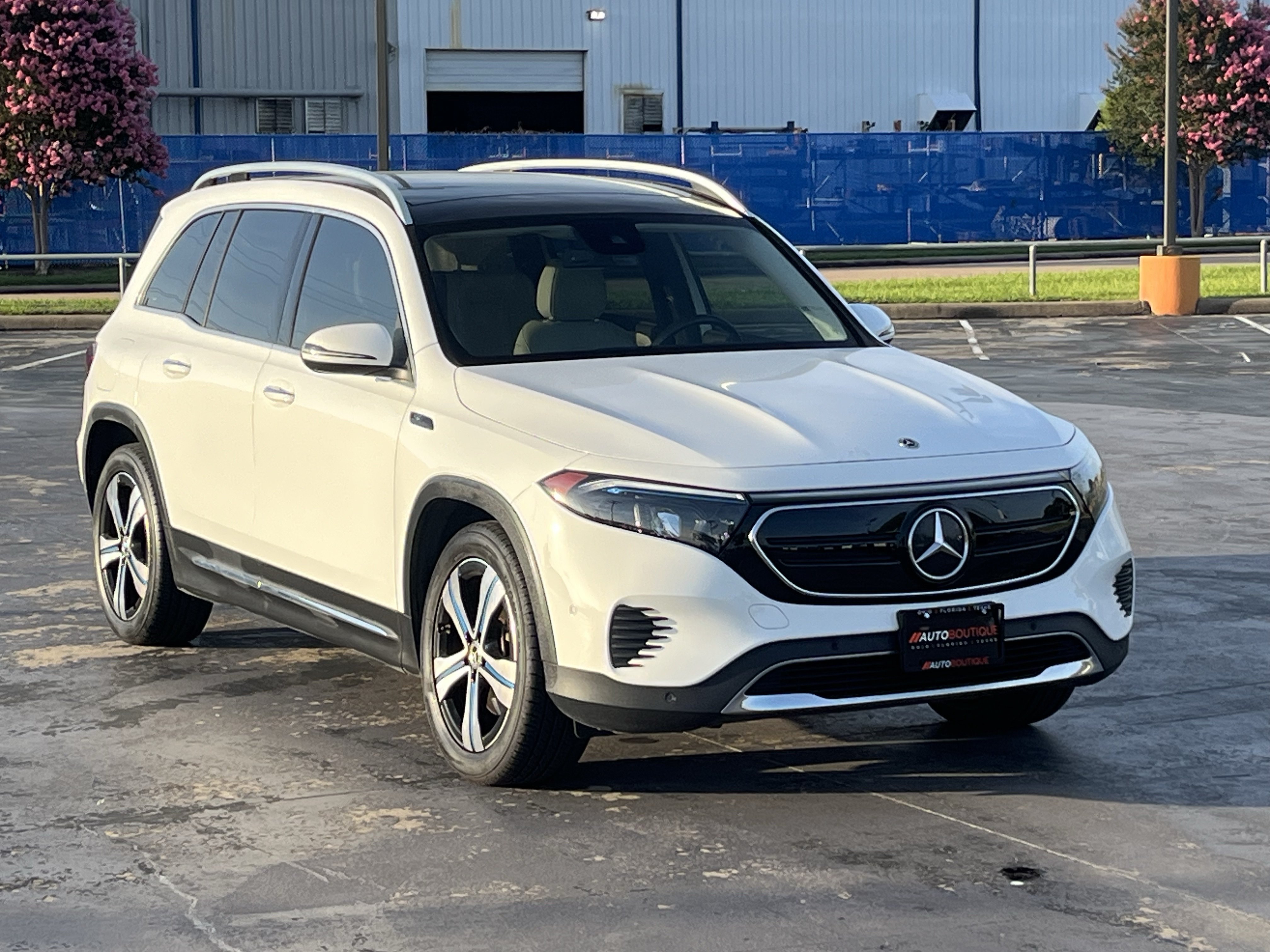 Used 2022 Mercedes-Benz EQB 300 4MATIC w/ Exclusive Package image 3