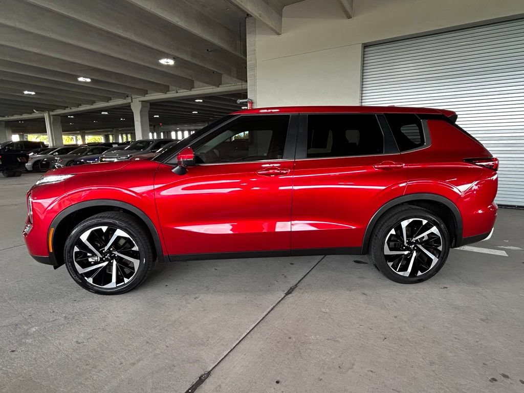 Used 2024 Mitsubishi Outlander SE Black Edition FWD image 2