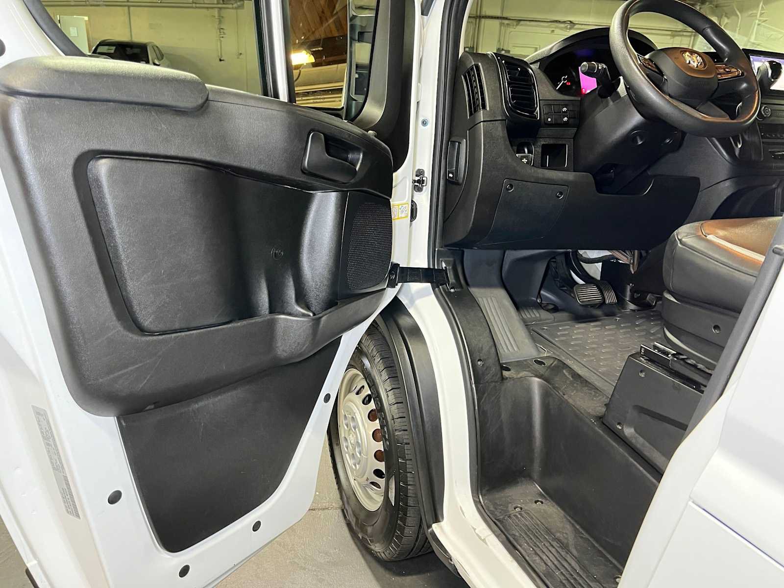 Used 2024 RAM ProMaster 2500 w/ Convenience Group FWD image 18