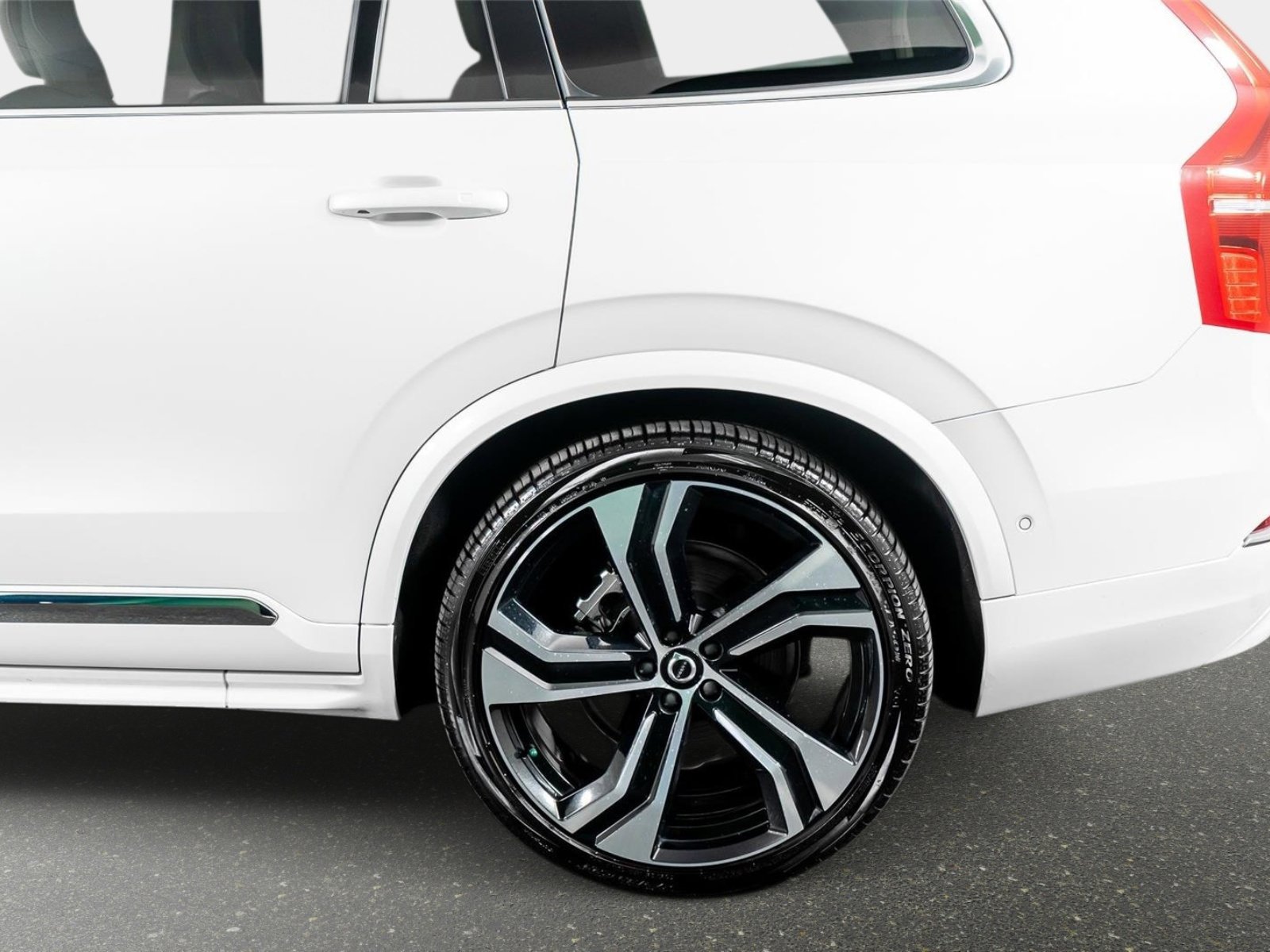 Used 2025 Volvo XC90 B6 Ultra w/ Protection Package Premier image 16