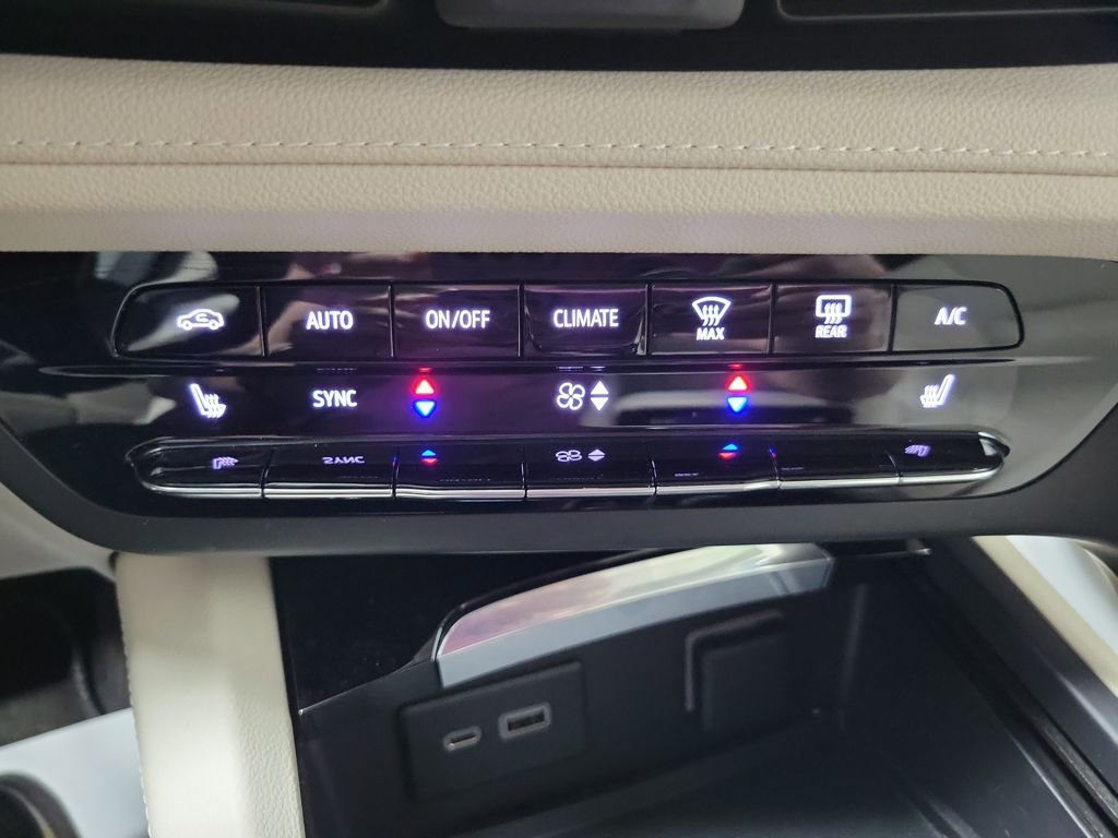 Used 2022 Buick Envision Essence w/ Safety Package FWD image 5