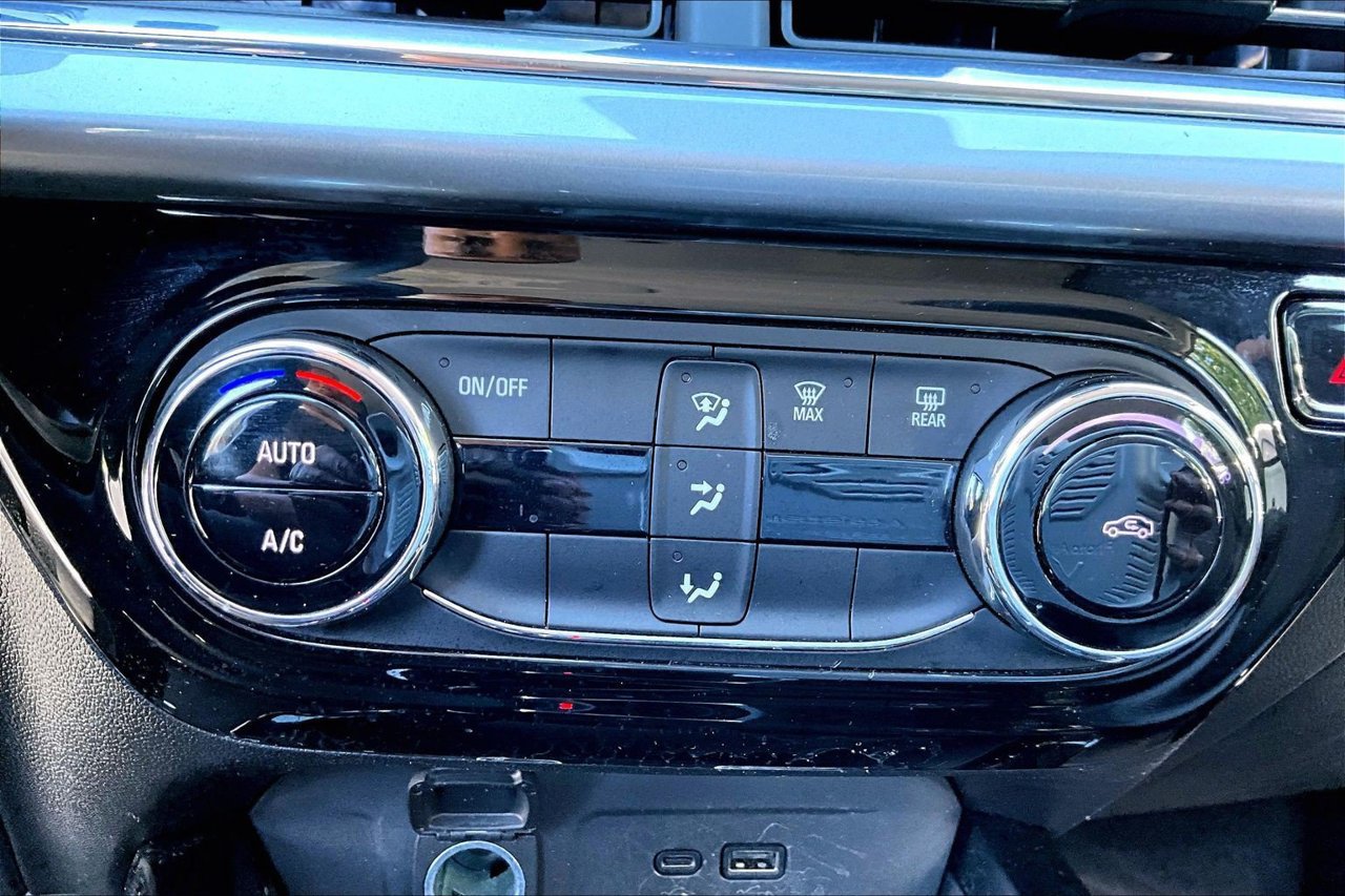 Used 2025 Chevrolet Trax LT FWD image 16