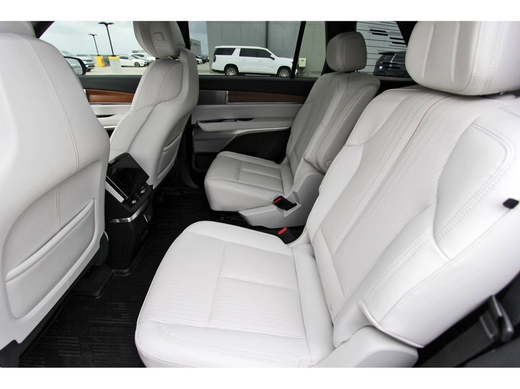 Certified 2026 Cadillac Vistiq Luxury image 7