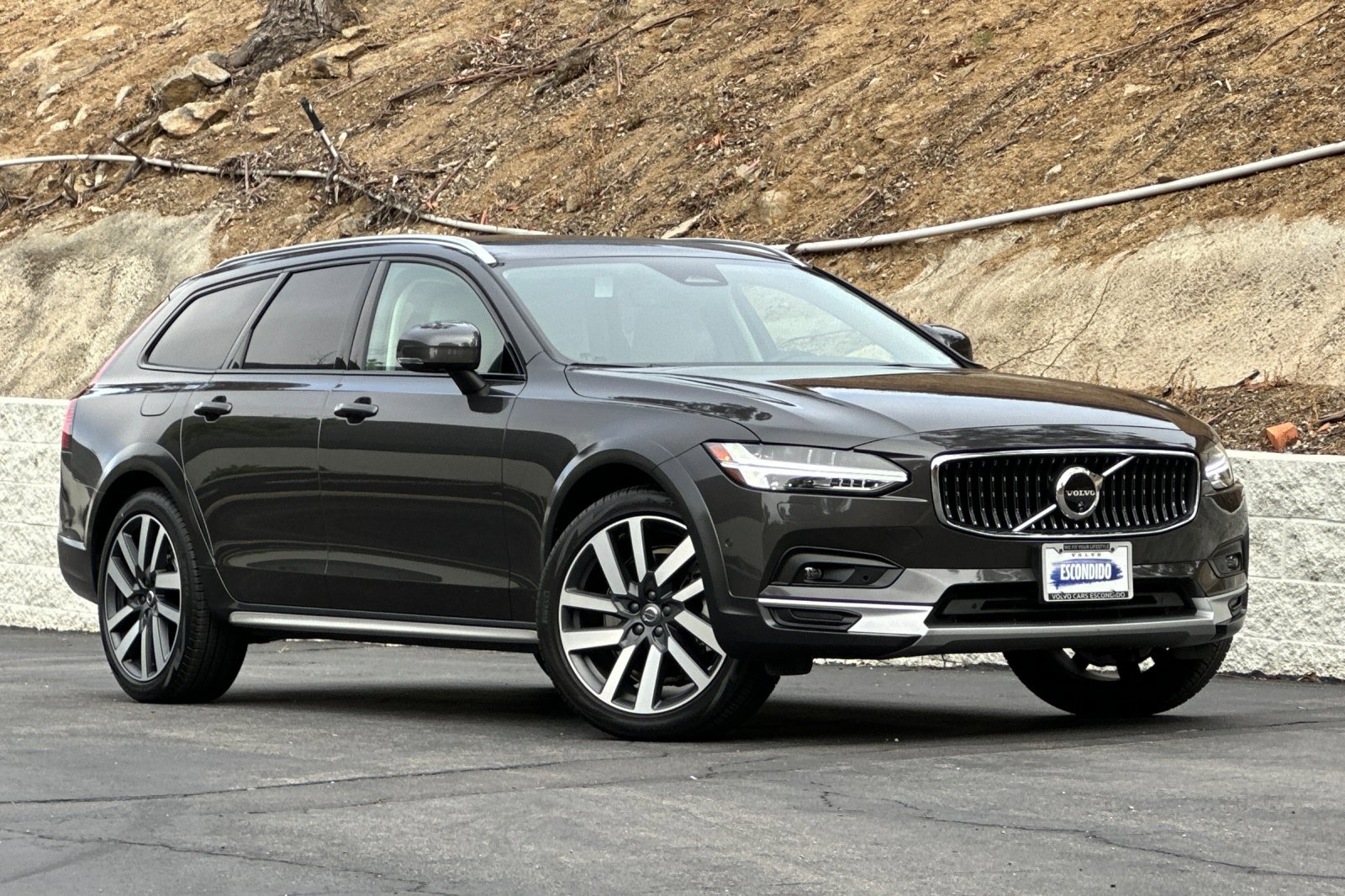 Used 2025 Volvo V90 B6 Cross Country Plus w/ Protection Package Premier AWD/4WD image 2