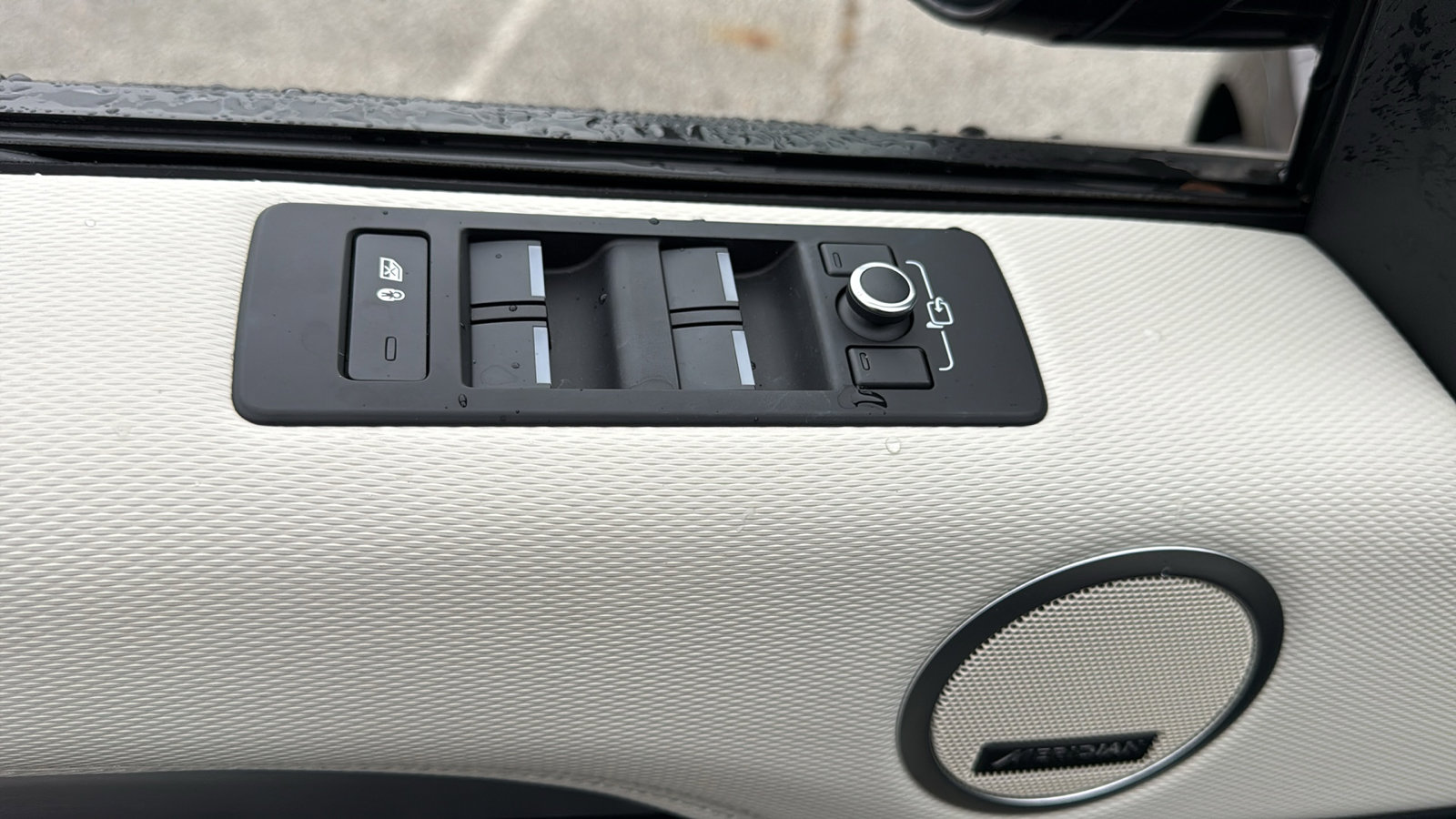 Used 2022 Land Rover Discovery S R-Dynamic image 11